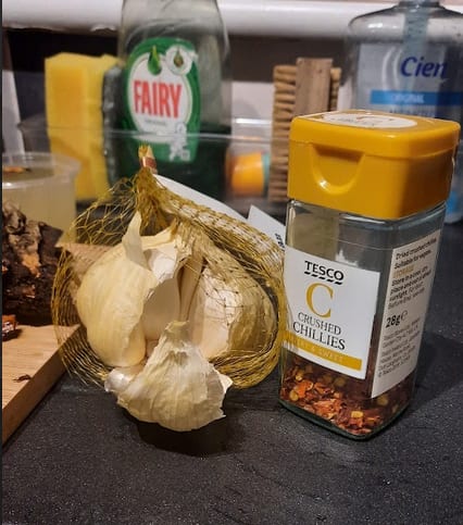 Comparison of garlic and crushed chillies